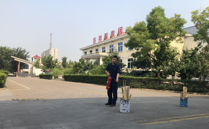 教官重點(diǎn)對(duì)消防法律法規(guī)、防火常識(shí)、逃生自救、滅火器的使用方法以及發(fā)生火災(zāi)時(shí)如何報(bào)火警、如何撲救初期火災(zāi)等消防常識(shí)進(jìn)行了詳細(xì)的講解。