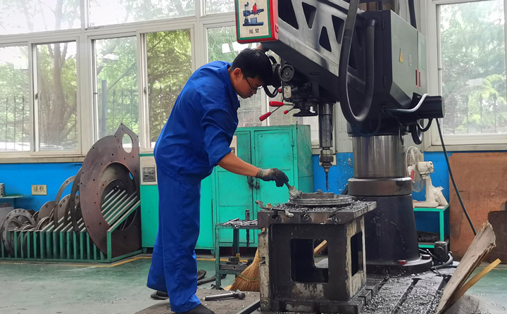 景重洋2014年—至今，就職于山東金格瑞機(jī)械有限公司，任職顆粒機(jī)鉆床班組長(zhǎng)，工作積極主動(dòng).jpg