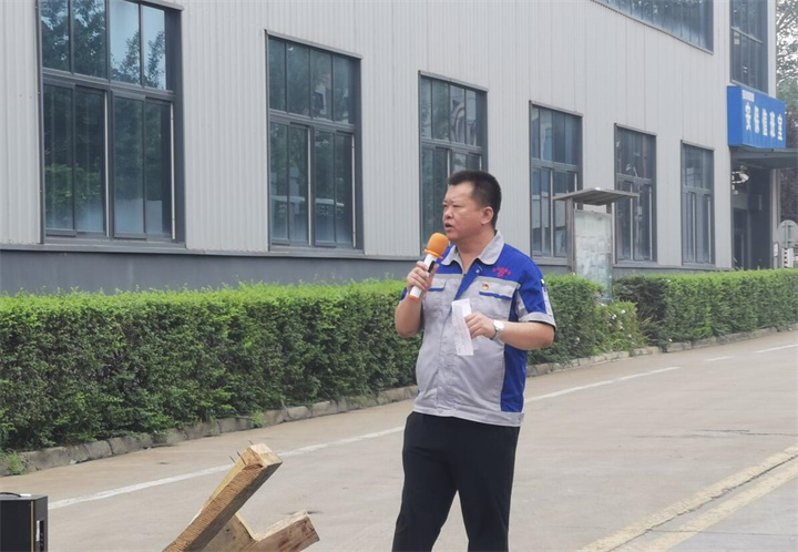 孫總表示安全無(wú)小事，安全只有現(xiàn)在，永遠(yuǎn)沒(méi)有“下一次”。時(shí)刻牢記安全紅線(xiàn)，把安全放在心中、握在手上，及時(shí)消除各種隱患，杜絕違規(guī)操作。掌握安全知識(shí)和技能，是實(shí)現(xiàn)安全生產(chǎn)的前提，大家一定要牢記