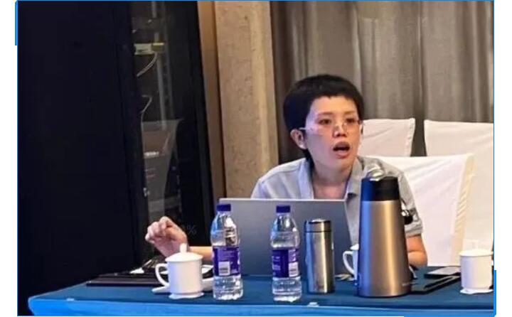 會議開始，辦公室主任李昌鳳公布銷售數(shù)據(jù)。在疫情形勢相當(dāng)嚴(yán)峻的情況下，十一的銷售額對比去年同期仍有很大的進(jìn)步。李主任表示疫情，既是考驗，也是危機(jī)，各部門需要通力配合，團(tuán)隊協(xié)作，為完成今年既定銷售額而竭盡全力。.jpg