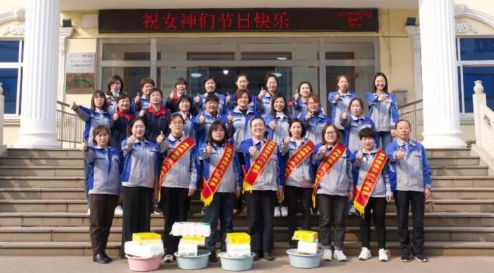 活動(dòng)在一片歡聲笑語(yǔ)中進(jìn)行，每一位女神都收到了公司準(zhǔn)備的愛(ài)心玫瑰和禮物。.jpg