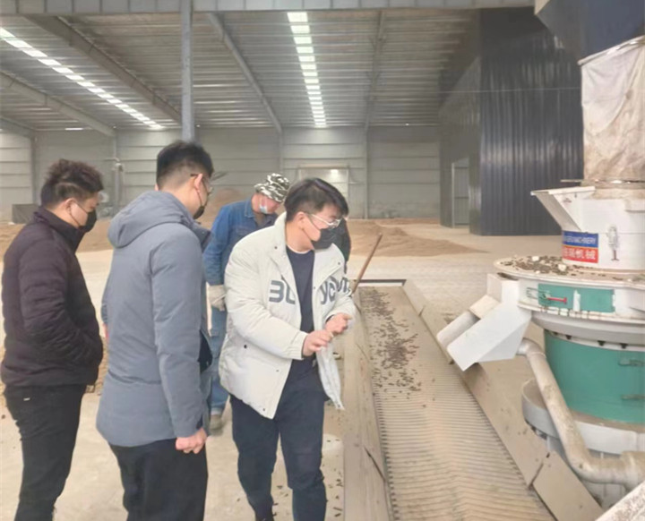 在顆粒機生產線制粒現場，回訪團隊與客戶實地查看設備運行情況，對運行中出現過的一些情況進行現場答疑和討論交流。最后，客戶對本次回訪工作給予肯定，雙方希望后續能有更多面對面交流的機會。.jpg